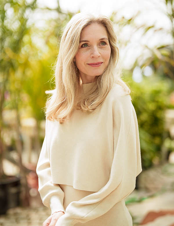 Vrouwelijk model met middellang blond haar Annet G.