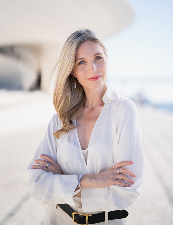 Vrouwelijk model met middellang blond haar Annet G.