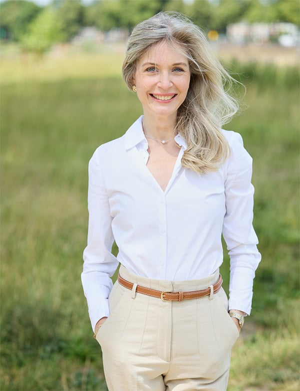 Vrouwelijk model met middellang blond haar Annet G.