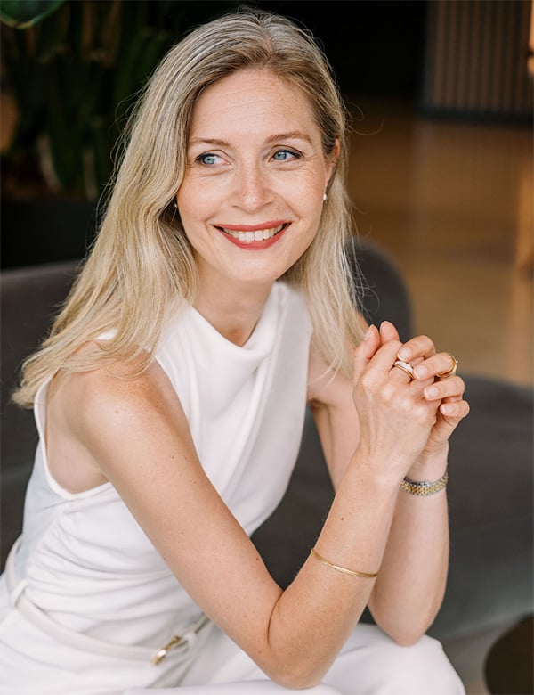 Vrouwelijk model met middellang blond haar Annet G.