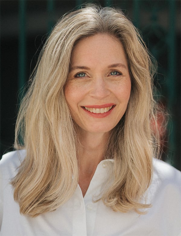 Vrouwelijk model met middellang blond haar annet g.