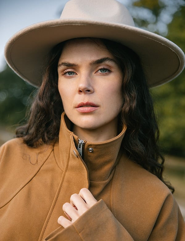 Vrouwelijk model met donker haar en blauwe ogen Anouk D.