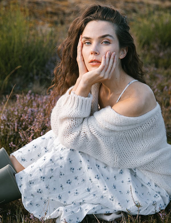 Vrouwelijk model met donker haar en blauwe ogen Anouk D.