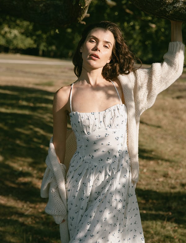 Vrouwelijk model met donker haar en blauwe ogen Anouk D.