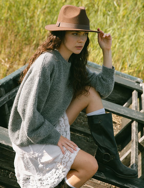 Vrouwelijk model met donker haar en blauwe ogen Anouk D.