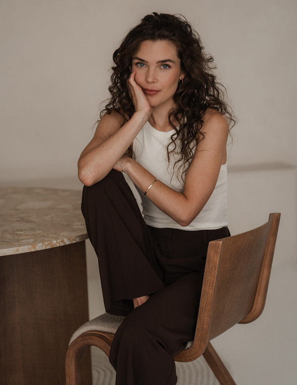 Vrouwelijk model met bruin krullend haar Anouk D.