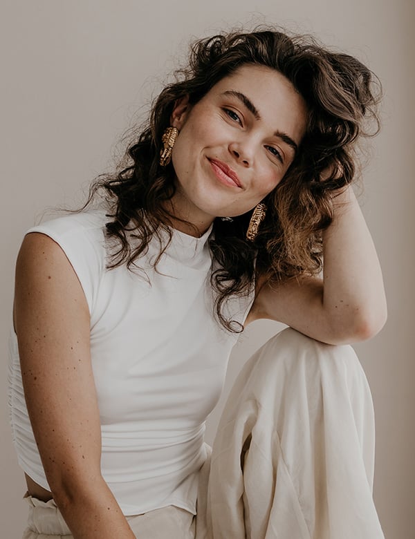 Vrouwelijk model met bruin krullend haar Anouk D.