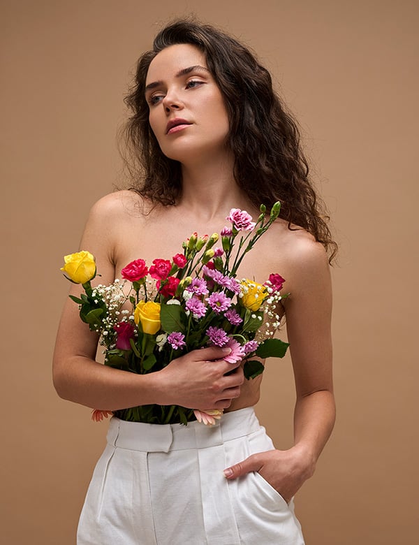 Vrouwelijk model met bruin krullend haar Anouk D.