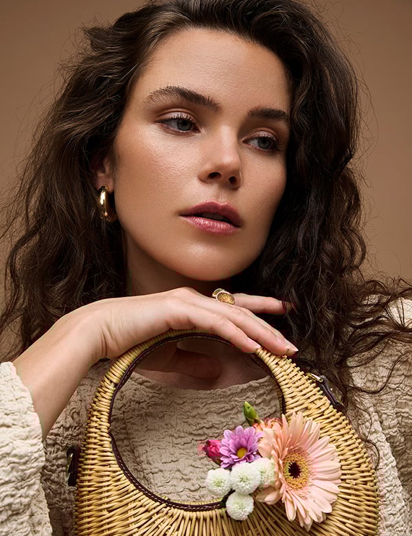 Vrouwelijk model met bruin krullend haar Anouk D.