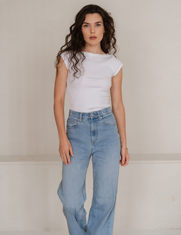 Vrouwelijk model met bruin krullend haar Anouk D.