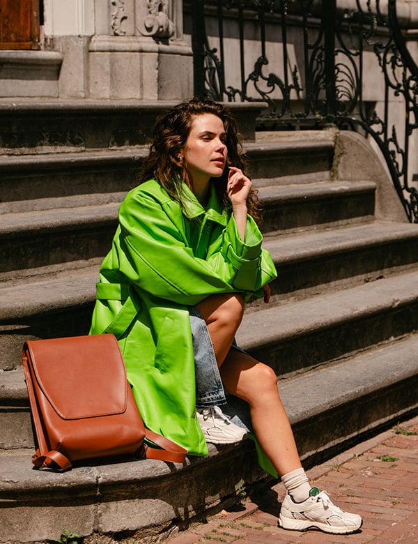 Vrouwelijk model met bruin krullend haar Anouk D.