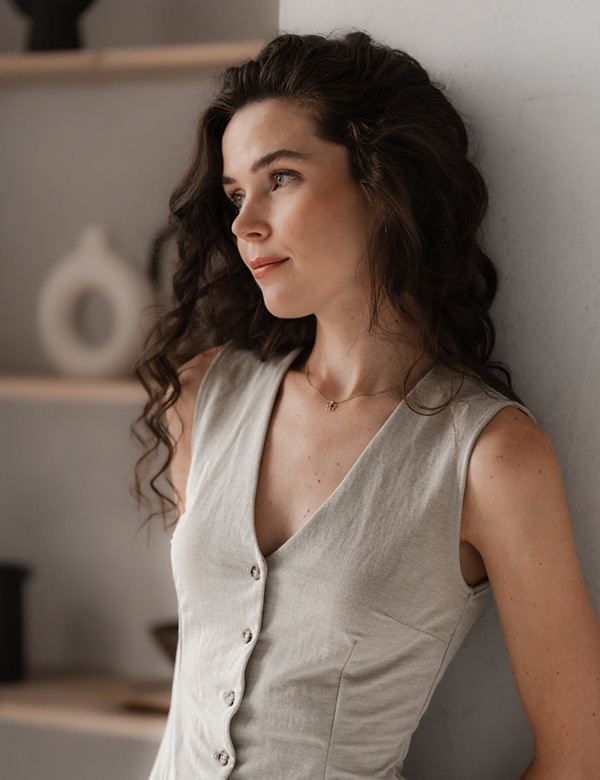 Vrouwelijk model met bruin krullend haar Anouk D.
