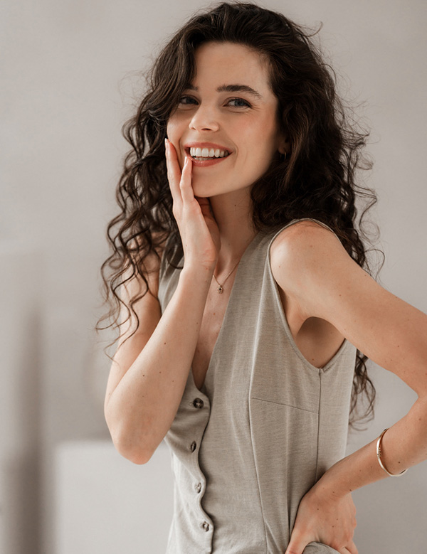 Vrouwelijk model met bruin krullend haar Anouk D.