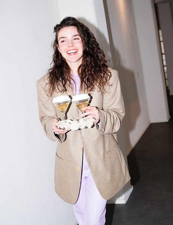 Vrouwelijk model met bruin krullend haar Anouk D.
