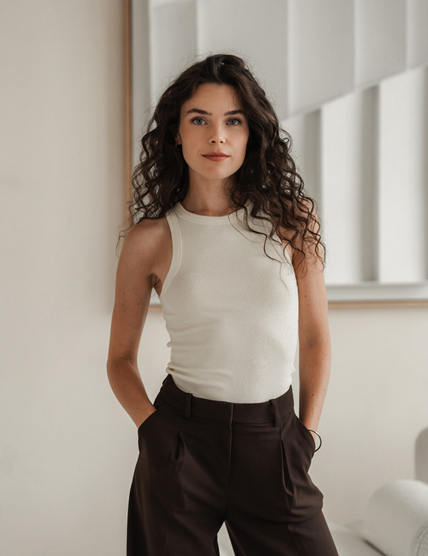 Vrouwelijk model met bruin krullend haar Anouk D.