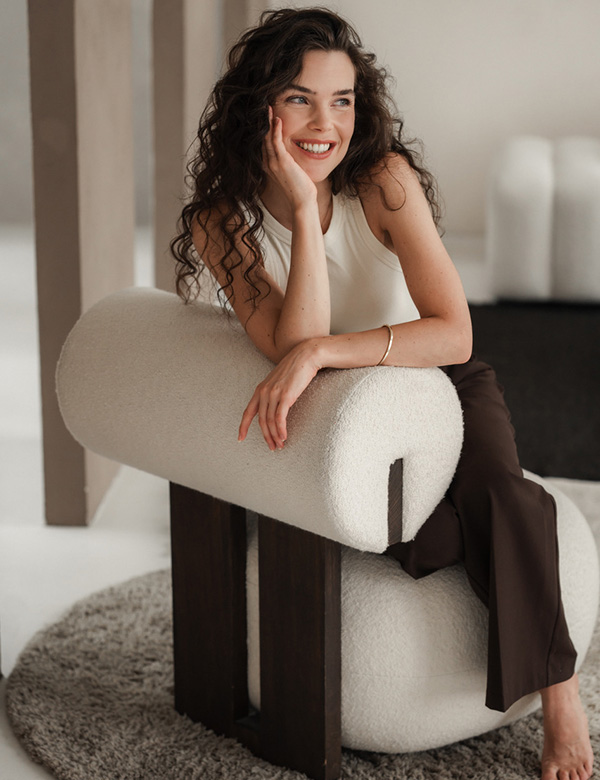 Vrouwelijk model met bruin krullend haar Anouk D.