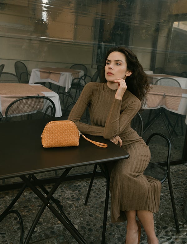 Vrouwelijk model met bruin krullend haar Anouk D.
