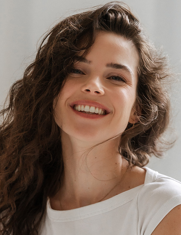 Vrouwelijk model met bruin krullend haar anouk d.