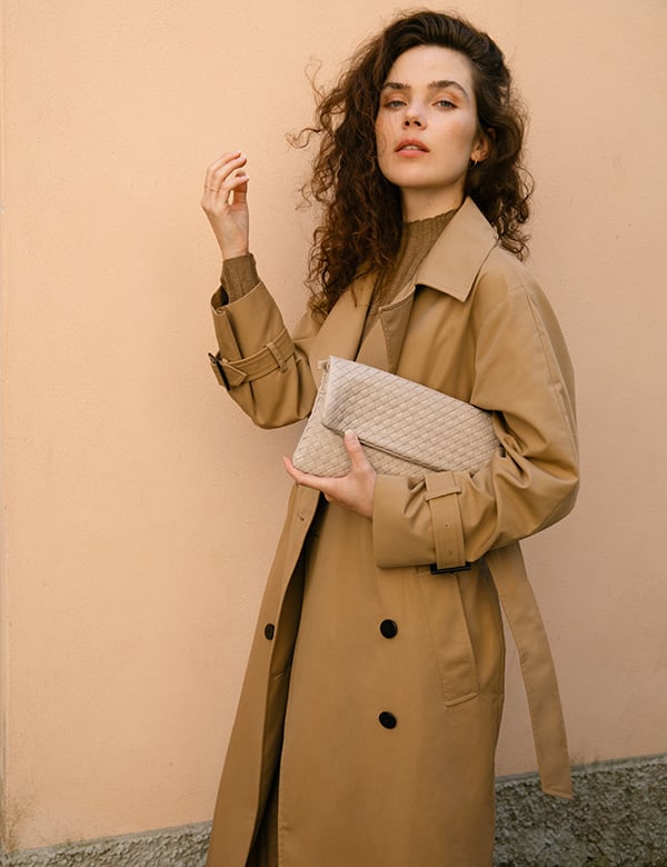 Vrouwelijk model met bruin krullend haar Anouk D.