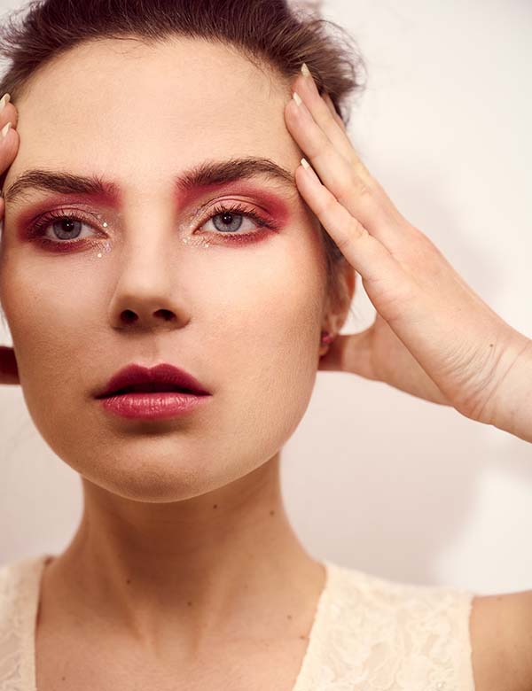 Vrouwelijk model met bruin haar Anouk