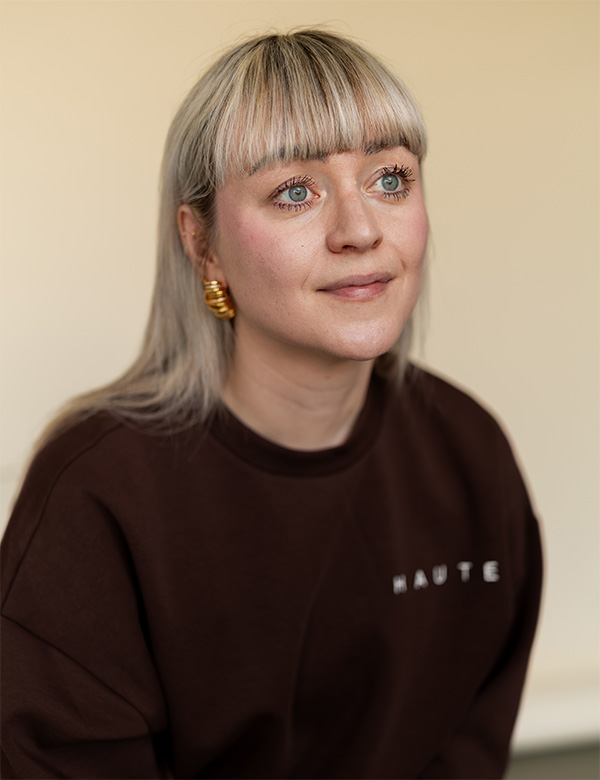 Vrouwelijk model met blond haar April