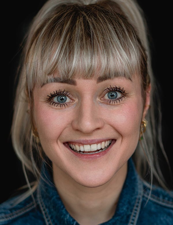 Model Vrouwelijk model met blond haar april