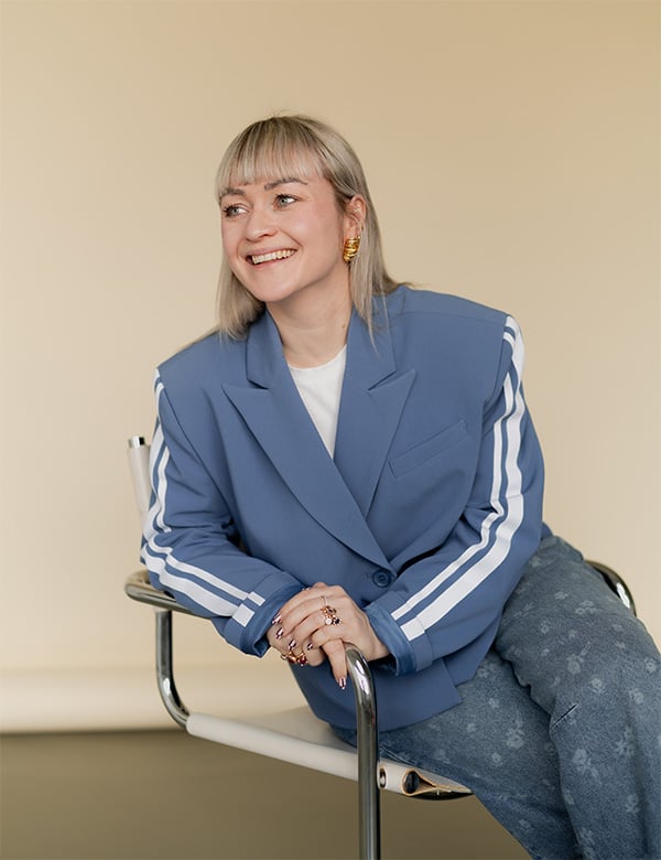 Vrouwelijk model met blond haar April