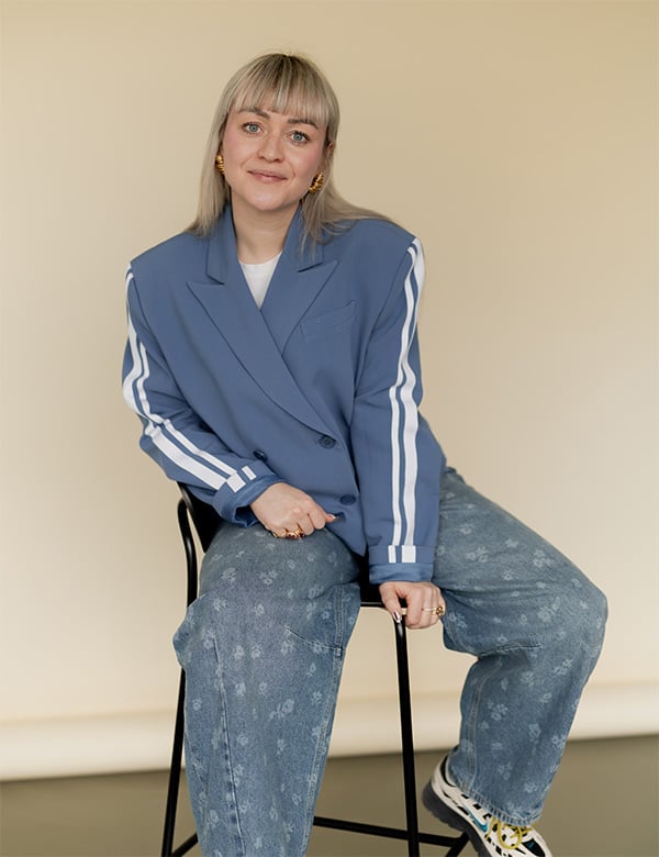 Vrouwelijk model met blond haar April