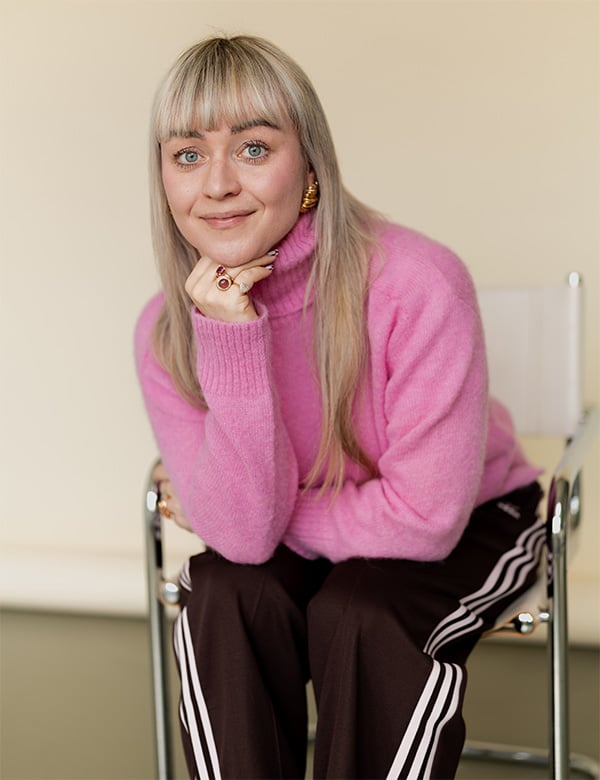 Vrouwelijk model met blond haar April