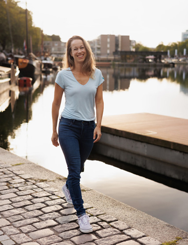 Vrouwelijk model met donkerblond haar Ariste