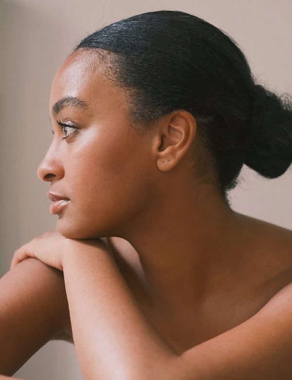 Vrouwelijk model met zwart haar Arlette N.