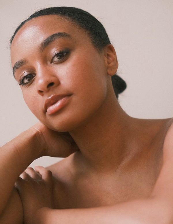 Vrouwelijk model met zwart haar Arlette N.