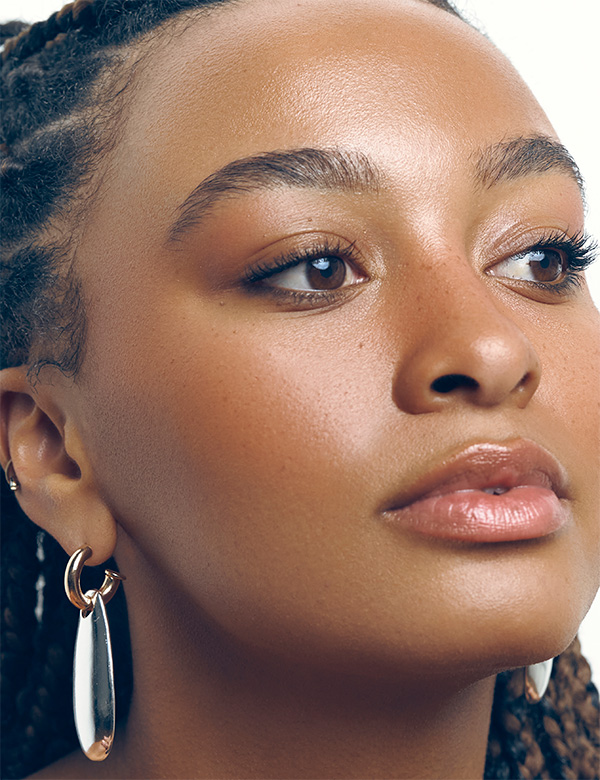 Vrouwelijk model met bruin haar Arlette N.