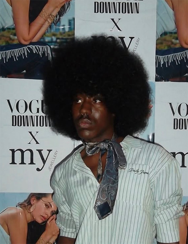 Mannelijk model met zwart haar Aron D.