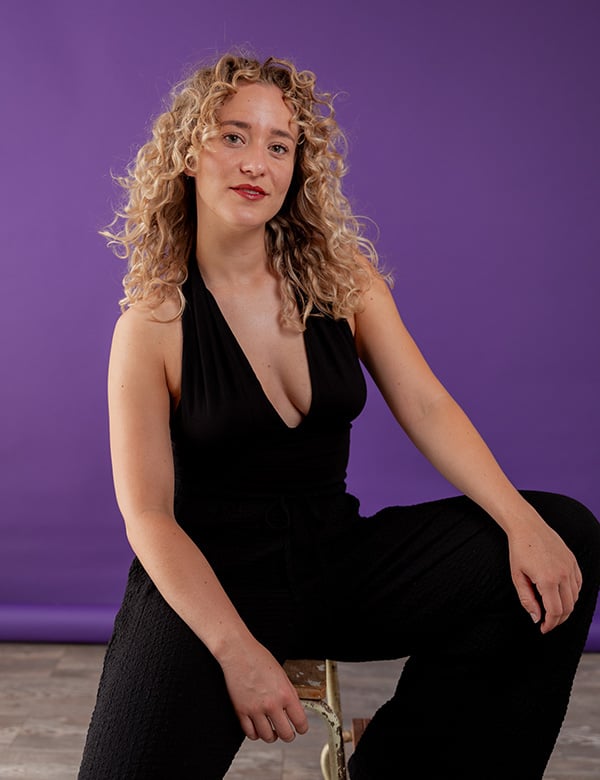 Vrouwelijk model met blond haar Ashanti L.