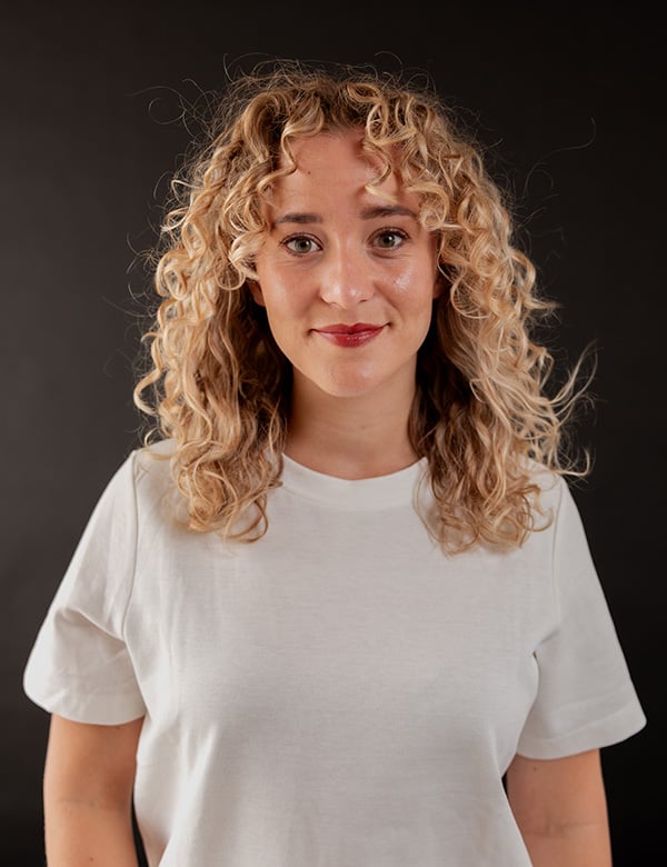 Vrouwelijk model met blond haar Ashanti L.