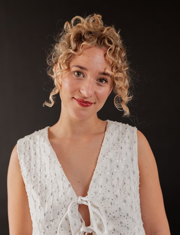 Vrouwelijk model met blond haar Ashanti L.