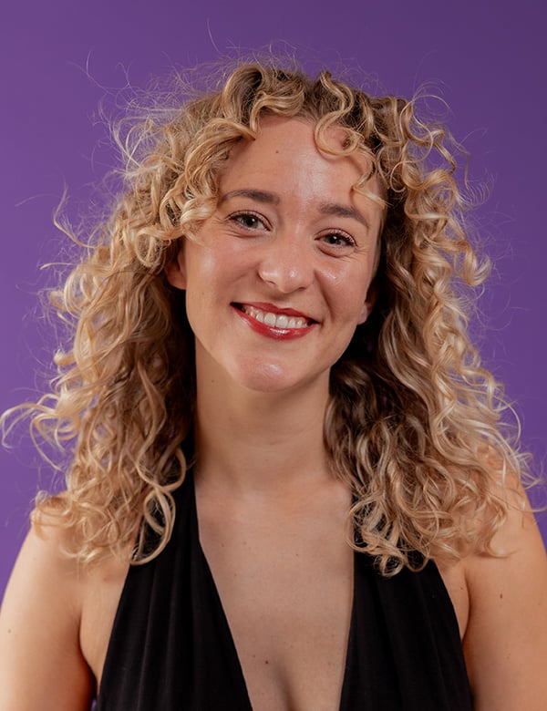 Vrouwelijk model met blond haar Ashanti L.