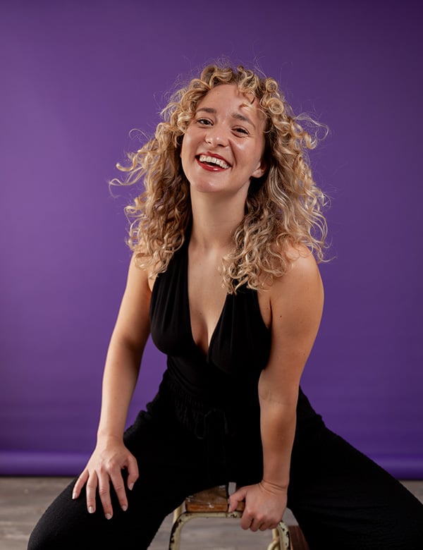 Vrouwelijk model met blond haar Ashanti L.