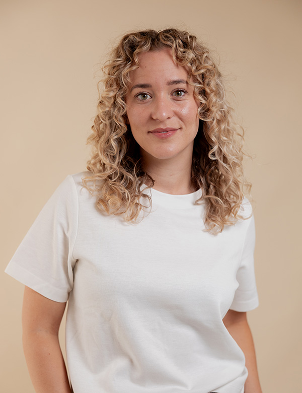 Vrouwelijk model met blond haar Ashanti L.