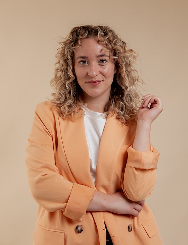 Vrouwelijk model met blond haar Ashanti L.