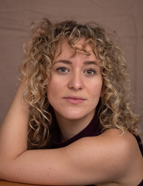 Vrouwelijk model met blond krullend haar Ashanti.
