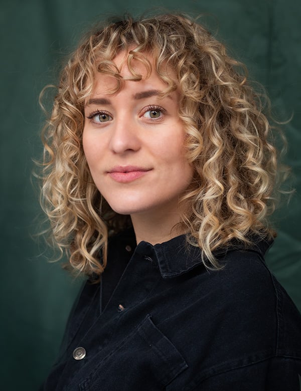 Vrouwelijk model met blond krullend haar Ashanti.