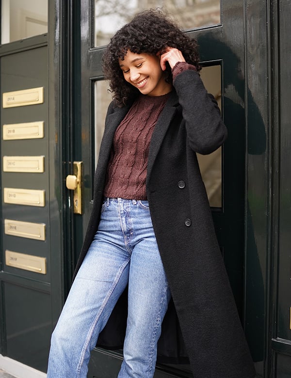 Vrouwelijk model met donkerbruin haar Ashley W.