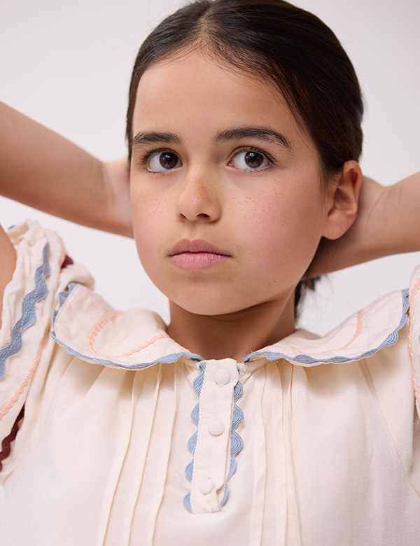 meisjes kindermodel met lang, donker haar Aylin.