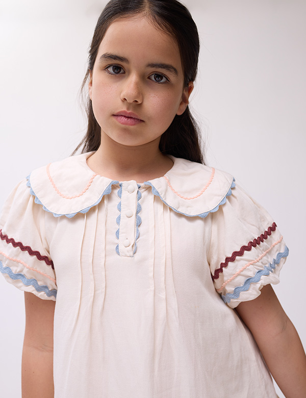 meisjes kindermodel met lang, donker haar Aylin.
