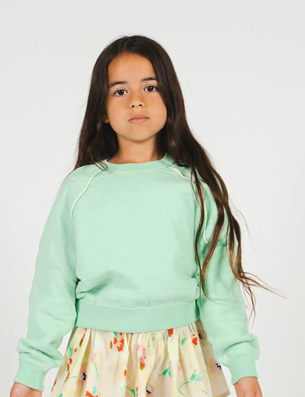 Kinderlijk model met bruin haar Aylin.