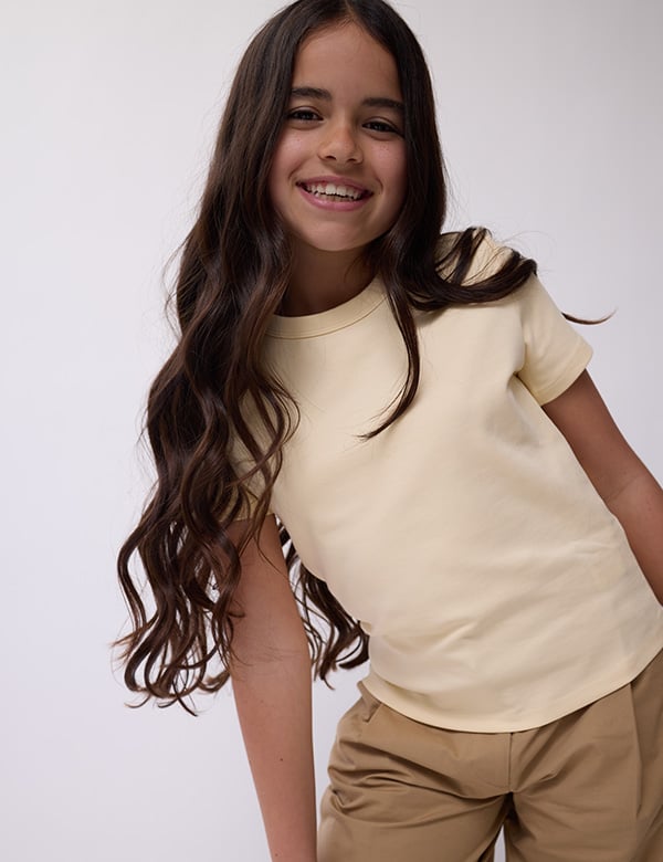 meisjes kindermodel met lang, donker haar Aylin.