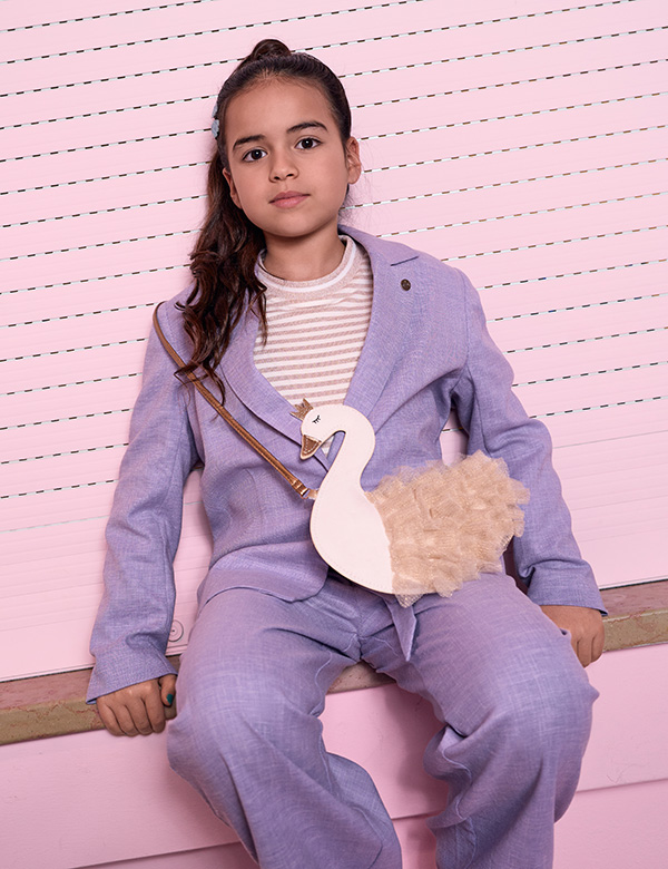 Kinderlijk model met bruin haar Aylin.