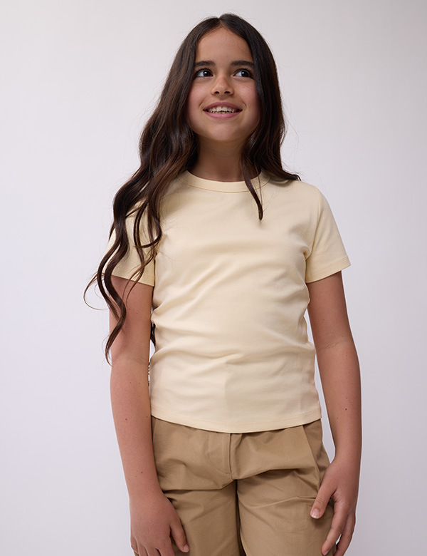 meisjes kindermodel met lang, donker haar Aylin.